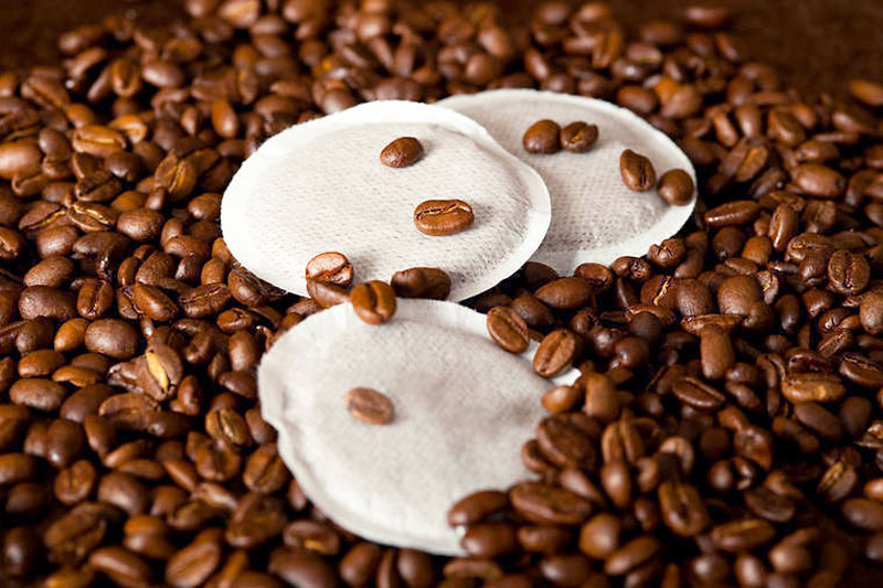 Foto cialde compatibili ESE tra chicchi di caffè